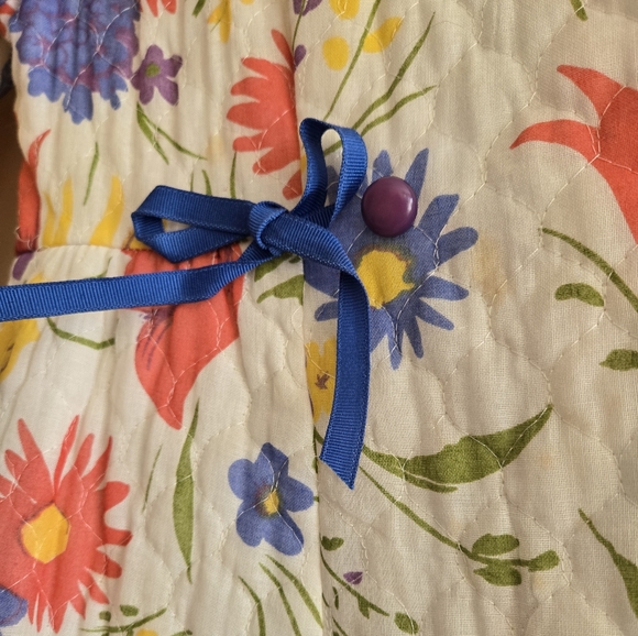 1970s Vintage Floral Quilted Coat with Blue Accents - Picture 4 of 12